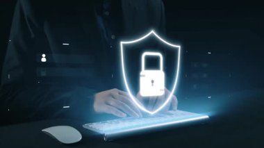 İş adamı siber güvenliğin özünü keşfeder. Siber koruma yöntemlerini, tehditleri derinlemesine araştır ve siber güvenlik duruşunu güçlendir. Siber güvenlik çağında UUID 'de gezinmek için gerekli