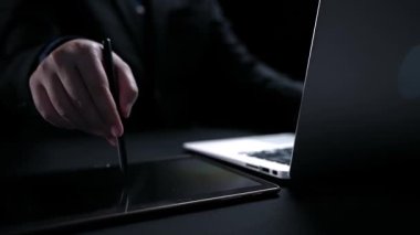Bu görüntü, veri koruması ve siber güvenlik tedbirlerinin teknolojideki önemini vurgulayan kilit sembollü bir dizüstü bilgisayarın yer aldığı dijital güvenlik kavramını gösteriyor. Dörtgen