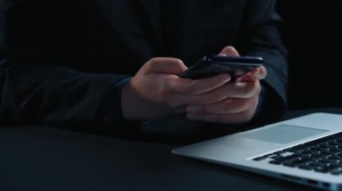 İş adamı siber güvenliğin özünü keşfeder. Siber koruma yöntemlerini, tehditleri derinlemesine araştır ve siber güvenlik duruşunu güçlendir. Siber güvenlik çağında UUID 'de gezinmek için gerekli