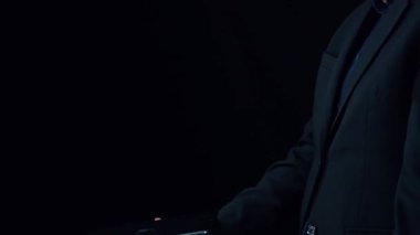 İş adamı ağ kurar, değerli bağlantılar kurar. Profesyonel ağı ve fırsatları genişletmek için etkili insan ağ oluşturma stratejileri UUID