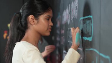 Panorama karatahtadaki yetişkin yazı mühendisliği sahnesi. BTMM teknoloji yenilikçi sınıfında kodlama ve programlama sistemi kullanarak bir proje planlayan oldukça zeki bir öğrenci. - Yakın çekim. Öğretim