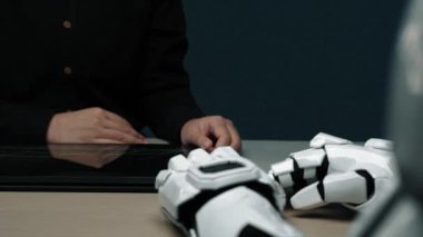 Yöneticiler, pazarlama yönlerini şekillendirmek için muazzam verileri analiz eden, işbirliğine ilham veren ve devam eden bir başarı için sağlam bir plan çizen yapay zeka destekçisini kucakladılar. Noogenesis Yapay Zeka