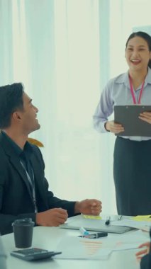 İş kadını, iş projesinde ustalıkla sunulduğu için takımdan kutlamalar alıyor. Şirket iş birliği konsepti .