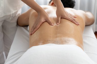 Kafkas erkek müşteri stres önleyici spa masajının keyfini çıkarıyor ve lüks otel veya oteldeki gündüz açık hava ortamında güzellik derisi eğlencesi ile şımartıyor. Sessiz.