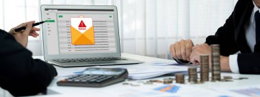 Siber saldırı konsepti. Bilgisayar ekranında görülen kötü amaçlı yazılım uyarısı ve bilgisayar sisteminde veya çevrimiçi sunucuda kaldırılacak tehdit algılaması.