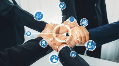 Modern bir çalışma alanında işbirliğini ve takım çalışmasını sembolize eden dijital simgelerle çevrili çoklu eller birliğe katılarak, ortaklığın ve yeniliğin gücünü gösteriyor. Dostluk