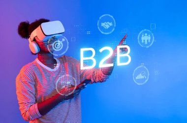 B2B Ticaretine Giriş: Dijital Pazar Yeri XDMCP 'de İş Bağlantılarını ve Fırsatları Keşfetmek İçin Sanal Gerçekliği Kullanan Bir Kişi.