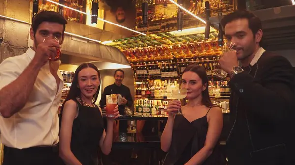 Arkadaş grubu ya da çift kadeh kaldırırken Paloma, Margarita, Eski moda ve Martini bardağında barmen arka planındaki özel partiyi kutluyorlar. Vinosity.