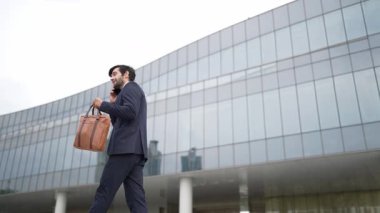Başarılı bir iş adamı yürürken satışların artmasını kutluyor. Mutlu proje yöneticisi ya da erkek lider başarılı bir projeyle gurur duyuyor, terfi alıyor, iş buluyor. Aşırı sevinç ve mutluluk. Sevinçli..