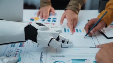 AI teknolojisi danışmanlara pazarlama stratejilerini geliştirme, işbirlikçi araştırmaları geliştirme ve etkili stratejik planlama oturumlarına rehberlik etme olanağı sağlıyor. Noogenesis Yapay Zeka