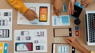 Mobil uygulama ya da web sitesi için kullanıcı arayüzü prototipi planlayan şirket çalışanlarının en iyi görünüm videosu. UX UI tasarımcı beyin fırtınası kullanıcı dostu arayüz planı. Sinerjik
