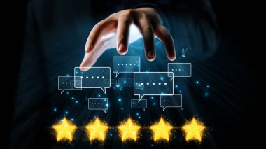 Dijital inceleme sembollerine uzanan, müşteri geri bildirim reytinglerini yansıtan, beş parlak yıldızın yüksek memnuniyeti temsil ettiği dinamik bir resim. Dörtgen