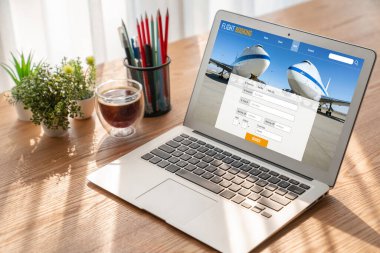 Online uçuş rezervasyon sitesi mod rezervasyon sistemi sağlar. Seyahat teknolojisi kavramı .