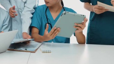 Hastane masasında birlikte çalışan ve tıbbi tedavi ya da sağlık hizmeti planlayan profesyonel bir grup. Takım çalışması başarılı hastalıklara ve hastalıklara yol açar. Ağır çekim. Katı.