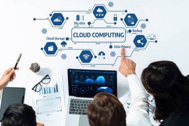 Çeşitli bir ekip, bulut hesaplaması ve güvenli veri depolama ve yedek stratejiler için yenilikçi çözümleri tartışırken veri analizlerini gösteren bir dizüstü bilgisayar etrafında işbirliği yapıyor. Dostluk