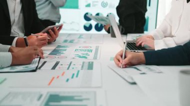 Çeşitli profesyonellerden oluşan bir grup, modern ofis ortamında iş hedeflerini belirlemek ve takım çalışmalarını teşvik etmek amacıyla ortak bir toplantı düzenliyor. SACTR