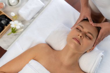 Panorama 'da kadınların stres önleyici kafa masajından ve lüks tatil beldesi veya otel spa salonundaki modern ışık ortamında yüz güzelliği eğlencelerini şımartmaktan hoşlandığı bir manzara var. Sessiz.