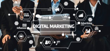 Teknolojiyi kullanarak dijital pazarlama stratejileri üzerinde çalışan profesyonellerin dinamik bir sahnesi. Cihazlar dijital ortamda modern iş tartışmalarının merkezidir. Dostluk