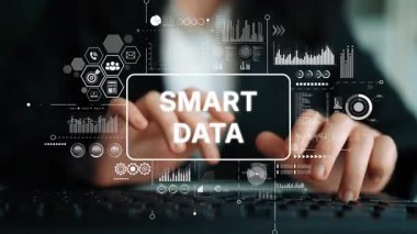 Smart Data Overlay ve Dijital Graphics for Technology and Analytics Concepts ile Eller Klavyede Yazıyor. Asemptotik akıllı veri analitiği.