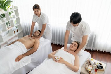 Kafkas çift müşterisi stres önleyici spa masajının keyfini çıkarıyor ve lüks otel veya oteldeki gündüz açık hava ortamında güzellik teniyle eğleniyor. Sessiz.