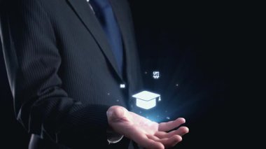 Profesyonel bir adam, bilgiyi, başarıyı ve yeniliği simgeleyen parlak eğitim simgeleri sergiler. Görüntü, iş ve öğrenmedeki gelişen zihniyeti yansıtıyor. Dörtgen