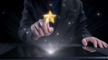 Parlayan yıldızlar ve geri bildirim baloncuklarının yer aldığı dijital etkileşimin modern bir tasviri, kullanıcı memnuniyetini ve iş ortamındaki katılımını gösteriyor. Dörtgen