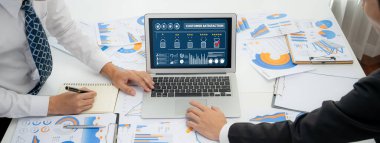 Pazarlama stratejisi planlaması için canlı yazılım bilgisayarında müşteri memnuniyeti ve değerlendirme analizi