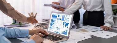 İç mimar tasarımcı grubu, daha kesin tasarım için planlar ve dizüstü bilgisayar ekran mimari yazılımı üzerinde birlikte tartışıyorlar. Modern ev tasarımı ve yenileme. İçgörü