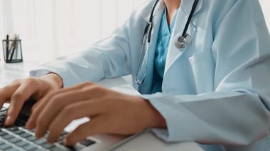 Doktor, genç eşinin depresyona girmesi, kısırlığın etkisi ve gebelik yeteneğiyle ilgili yıkıcı haberler vermesi için hamilelik testi sonuçlarını gösterdi. Mutsuz gençler tıbbi sorunlar yüzünden üzülüyorlar. Ağır çekim. Katı.