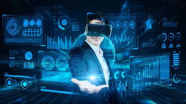 VR gözlüklerini kullanarak global ağa bağlanan zeki bir iş adamı. Proje yöneticisi, iş verilerini analiz ederek ve finansal tabloyu göstererek büyük verilere erişiyor. Yaratıcılık.