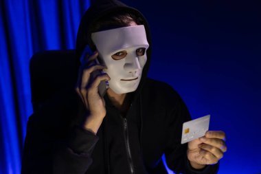 Kredi kartı sahibini arayıp gizli bilgilerle tehdit etmek için beyaz suçlu maskesi. Tüm veritabanları, güvenlik ihlali yapmaya çalışarak şifre şifreleme yapmak için. Bireysel.