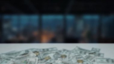 Fütürist robotik bir el, modern dünyadaki teknoloji ve finans kavramını sembolize eden bir bitcoin 'i nazikçe para dağılımının üzerinde tutar. MZL