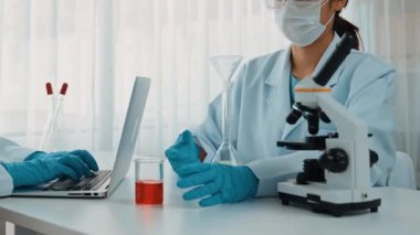 Laboratuvar araştırmacısı yeni bir ilaç geliştirir ya da tedavi eder. Laboratuvar tüpünde renkli kimyasal sıvı kullanır. Bilimsel veya kimya uzmanlığı ve laboratuvar ekipmanları ile sağlık hizmetlerinin teknolojik gelişimi. Katı.