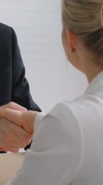 İş arayan ve müdürün iş görüşmesinde el sıkışması. Profesyonel kariyer fırsatı arayan genç mülakatçı. İnsan kaynakları ve adam toplama kavramı.