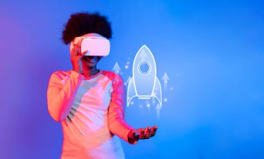 Genç bir yenilikçi sanal gerçeklik kulaklığı kullanarak dinamik bir roket grafiği ile yeni bir iş kurmayı hayal ederek büyümeyi ve başarıyı sembolize ediyor. XDMCP