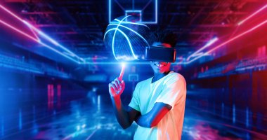 Profesyonel basketbol oyuncusu spor sahasında dikilirken basketbol topunu çeviriyor. Çekici sporcu ve sporcu basketbol becerisi ve artırılmış gerçeklik teknolojisi kullanıyor. Yaratıcılık.
