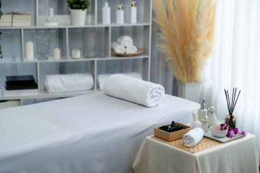 Lüks spa merkezindeki kaplıca masasında güzellik ve güzellik salonu aksesuarları. Spa masajı ve eğlence arka planı konsepti. Sessiz.