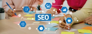 Dijital pazarlama ve iş büyümesindeki temel kavramları gösteren yapışkan notlar ve görsel simgeler kullanarak SEO stratejisinde işbirliği yapan iki kişi. Dostluk