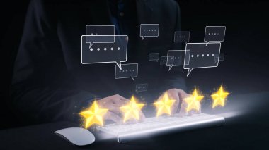 Bir iş adamı dijital geri bildirim yaparak klavyeyle etkileşime girer. Parlayan yıldızlar ve sohbet baloncukları online iletişimi ve müşteri memnuniyetini sembolize eder. Dörtgen