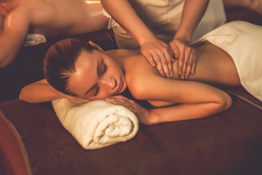 Kafkas çift müşterileri stres önleyici spa masajının keyfini çıkarıyorlar ve lüks otel veya otellerde sıcak mum ışığında güzellik derisi eğlenceleriyle şımartıyorlar. Sessiz.