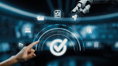 Otomasyon, teknoloji ve yenilikçi veri yönetimi çözümleri temalarını gösteren bir insan eli, gelecekteki bir kontrol merkezinde robotik bir kol ile etkileşim halindedir. Auvana