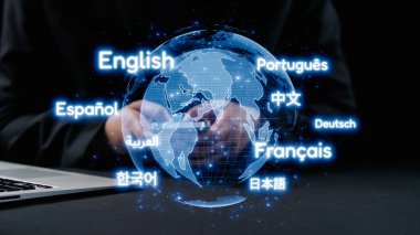 Çeşitli dillerde holografik bir kürenin gelecekteki temsili, küresel bir dünyada iletişimin ve bağlanmanın önemini gösteriyor. Dörtgen
