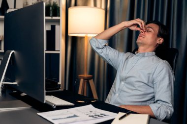 Dinamik veritabanı pazarlama analizi ile PC ekranındaki iş paragrafını araştıran stresli finansal analistin gece vakti modern ev ofisinde aylık rapor hazırlamasını düşünüyorum. Bireysel.