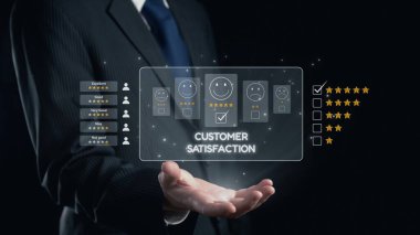 Modern bir işadamı, müşteri memnuniyetini, duygu simgeleri ve yıldız reytingleriyle dijital geri bildirim arayüzü kullanarak analiz eder ve müşteri sezgilerinin önemini vurgular. Dörtgen