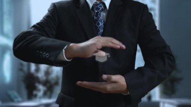 Takım elbiseli profesyonel bir işadamı, çeşitli eğitim sembolleri arasında teknolojinin ve öğrenmenin işyerinde bütünleşmesini temsil eden parlak bir mezuniyet şapkası simgesi taşıyor. Dörtgen