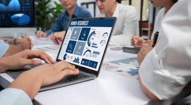 İnsan kaynakları yönetim yazılımı bilgisayar ekranında insan kaynakları çalışanlarının işe alım, maaş bordrosu, personel araması ve KPI değerlendirme çalışmalarını yönetmesine yardımcı oluyor