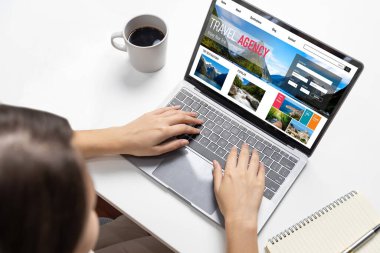 Çevrimiçi seyahat acentesinin hızlı arama ve seyahat planlama web sitesi uçuş, otel ve tur rezervasyonları için anlaşma ve paket sunuyor