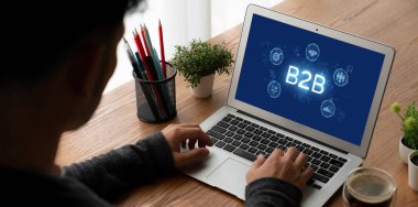 İş adamı B2B peyzajında geziniyor, iş-iş bağlantılarını geliştirmek için kullanım teknolojisi kullanıyor. B2B etkileşimini yeniden şekillendiren keşifler, iş-iş stratejilerinde yenilikleri yönlendiren araçlar. canlı