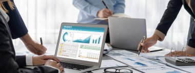 İş zekası ve veri analizi kavramı. Analizci ekibi laptop ekranında finansal veri analizi üzerinde çalışıyor. Etkili iş stratejik planlama için pazarlama göstergesi olarak. İçgörü