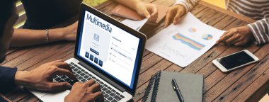 İnternet kullanıcıları ve çevrimiçi iş dünyası için dosyaları çevrimiçi yüklemek ve saklamak için çokluortam bulut hesaplama deposu.